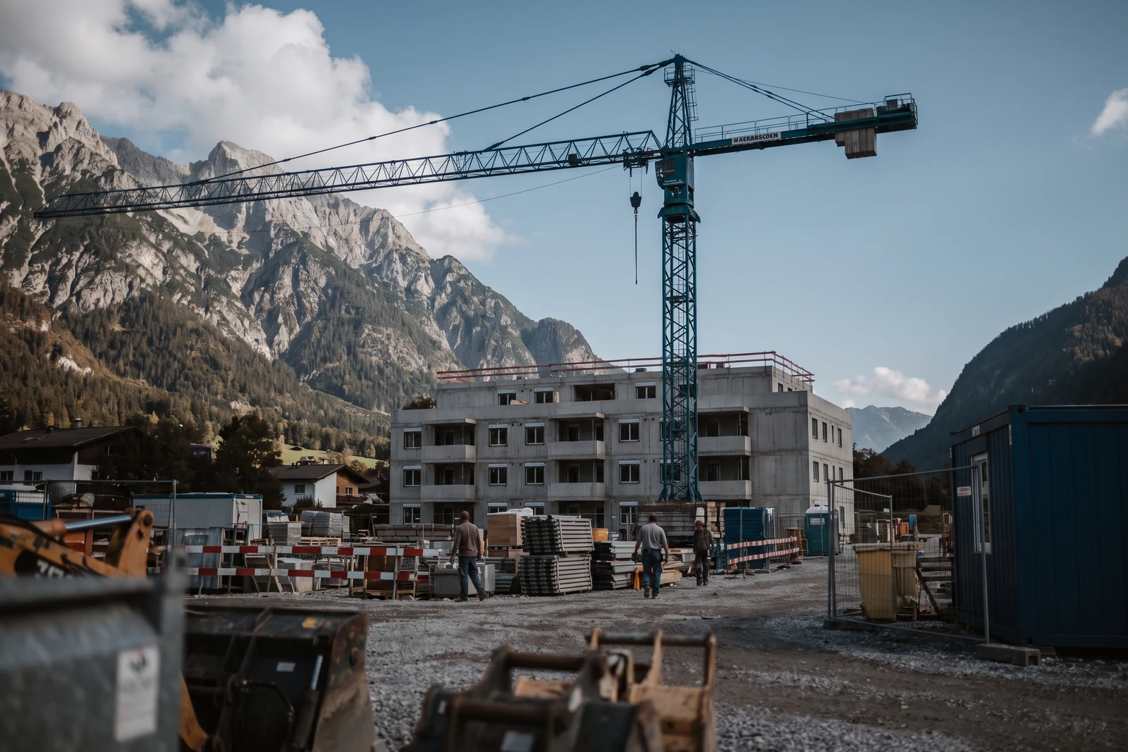 Baustelle mit Kran in einem Tiroler Tal