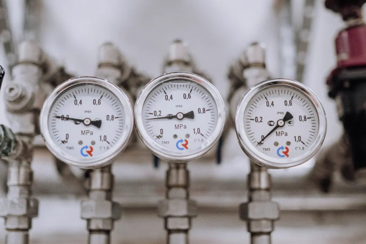Manometer an Industrieleitungen, Symbol für die wiederkehrende Prüfung