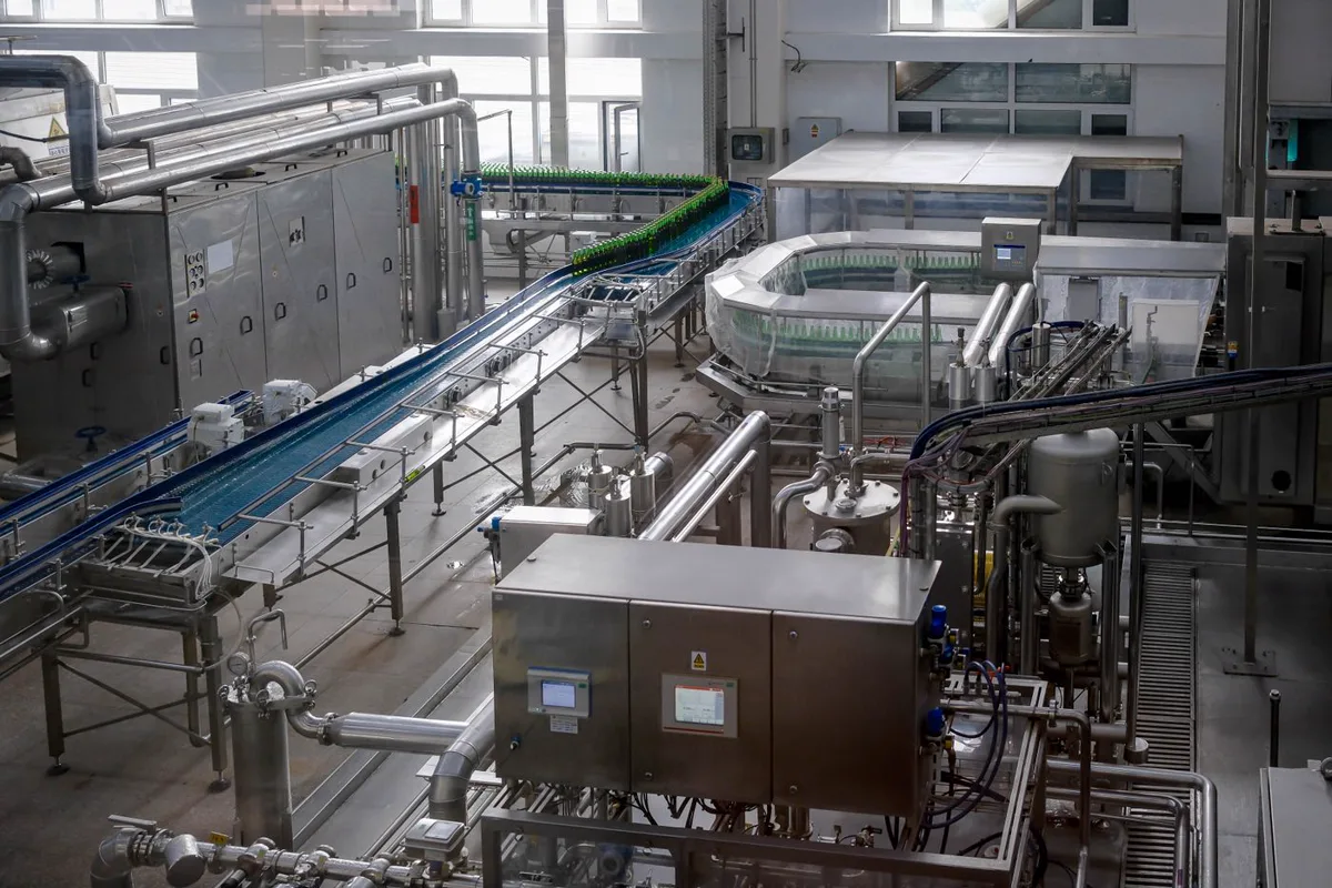 Moderne Produktionsanlage mit Edelstahl-Maschinen und Förderbändern
